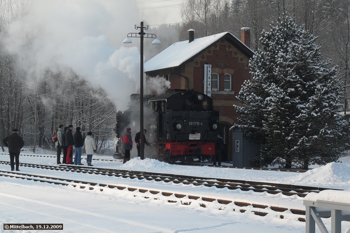 99 1715-4 steht am 19.12.2009 in Steinbach am Wasserhaus und nimmt Wasser.