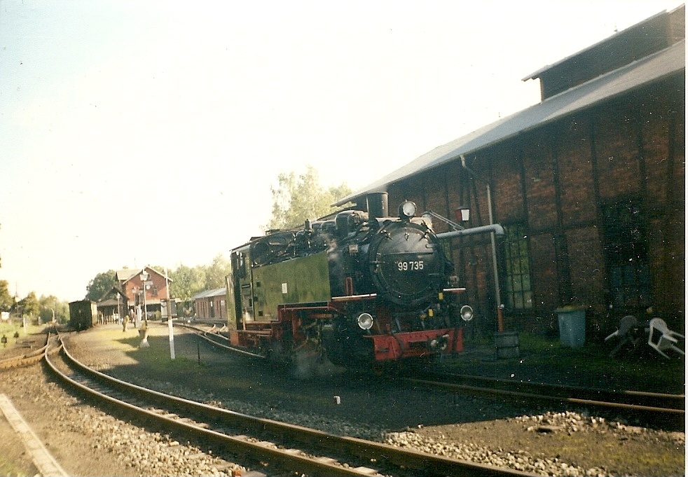 99 (1)735 beim Wasser nehmen am Bertsdorfer Lokschuppen.