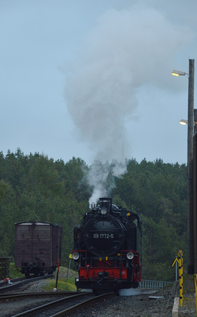 99 1772-5 rangiert am 25.10.2015 an den P 1010 in Oberwiesenthal. (2)
