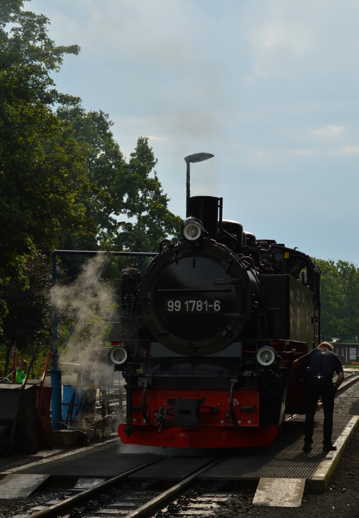 99 1781-6 beim Wasserfassen in Göhren am 08.08.2015