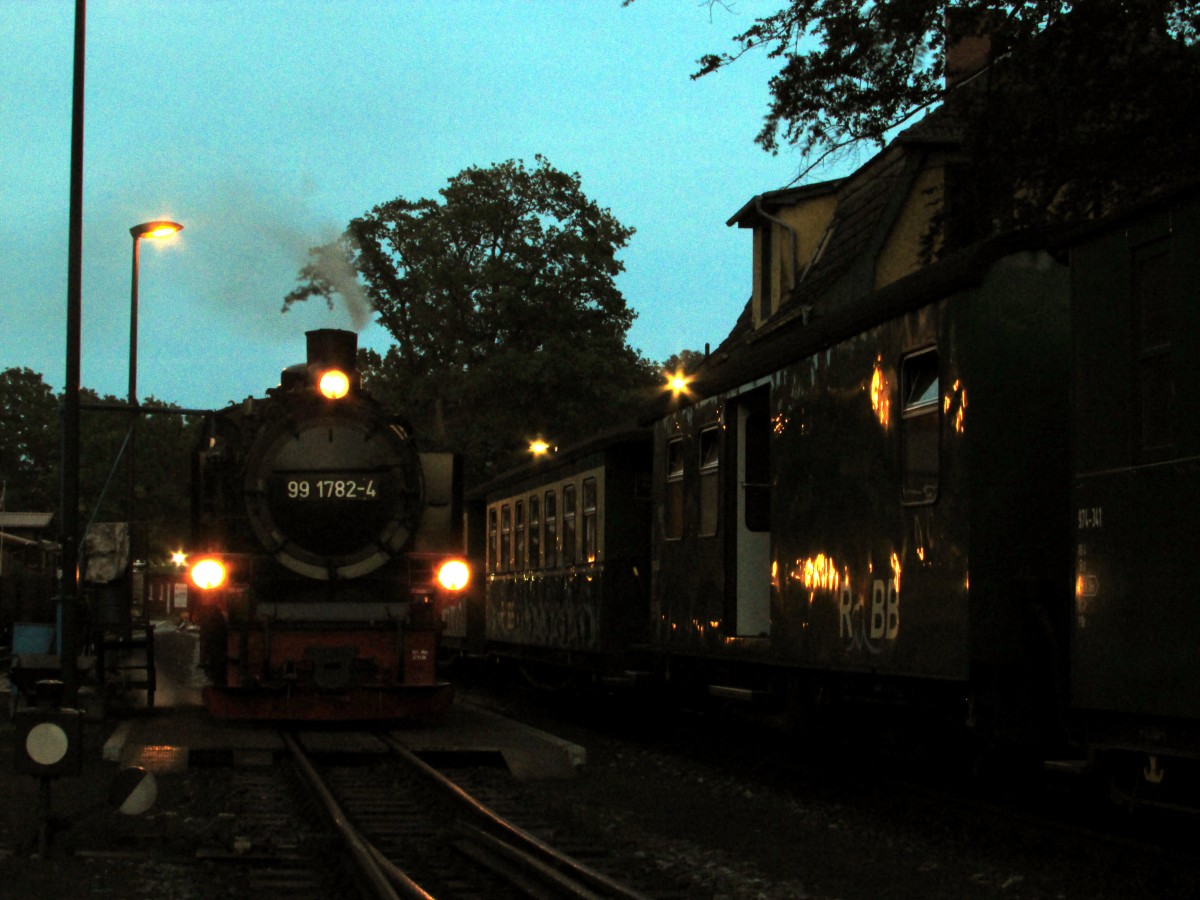 99 1782-4 am Abend des 01.08.2014 in Göhren am Wasserkran