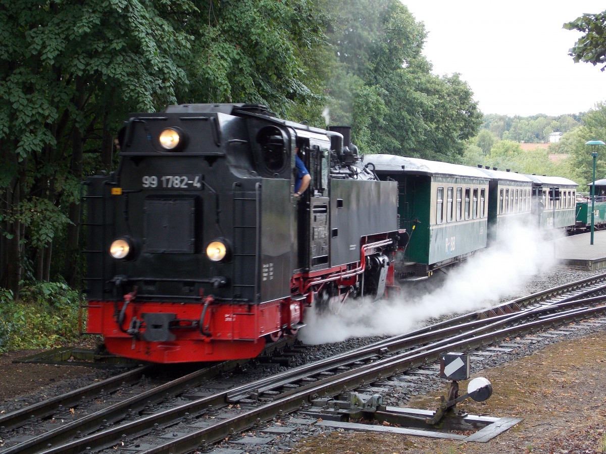 99 1782-4 donnert mit P 225 aus dem Bahnhof Binz am 02.08.2014 aus.Fotograf war mein Vater Stefan Marx.