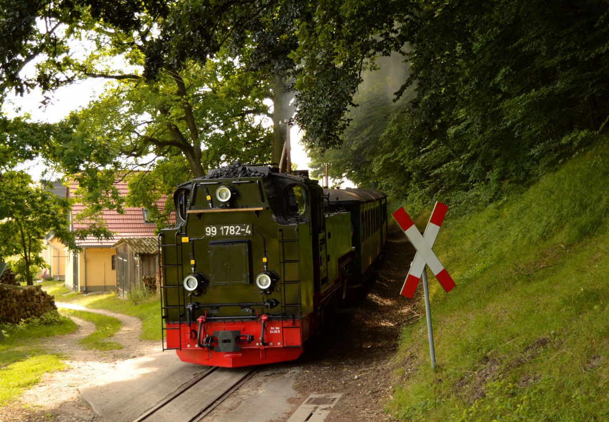 99 1782-4 rollt nahe Nistelitz mit P 109 am 02.08.2015 bergab.