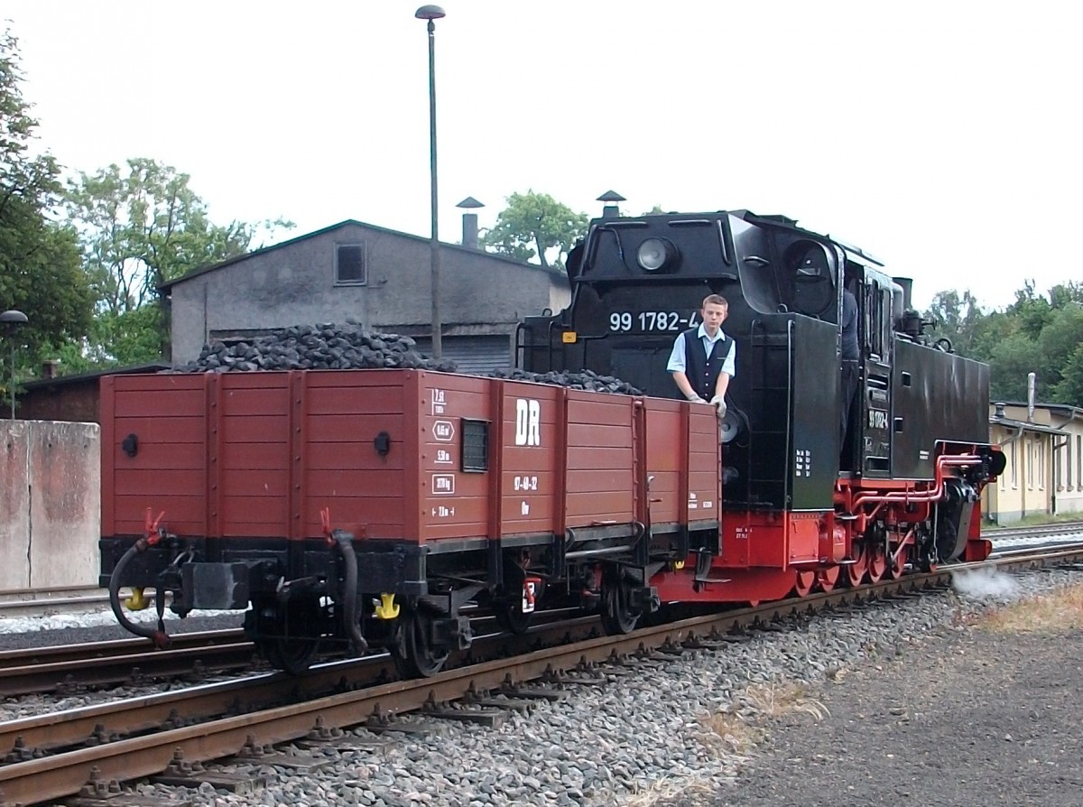 99 1782 beim Rangieren von einem Ow,am 06.Juli 2011,in Putbus.