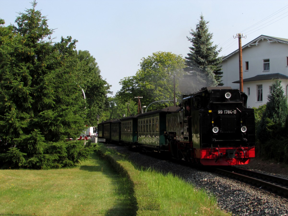 99 1784-0 rollt langsam mit P 101 durch Baabe am 01.08.2014.Vom Lokpersonal wird höchste Konzentration an dieser Stelle gefordert.