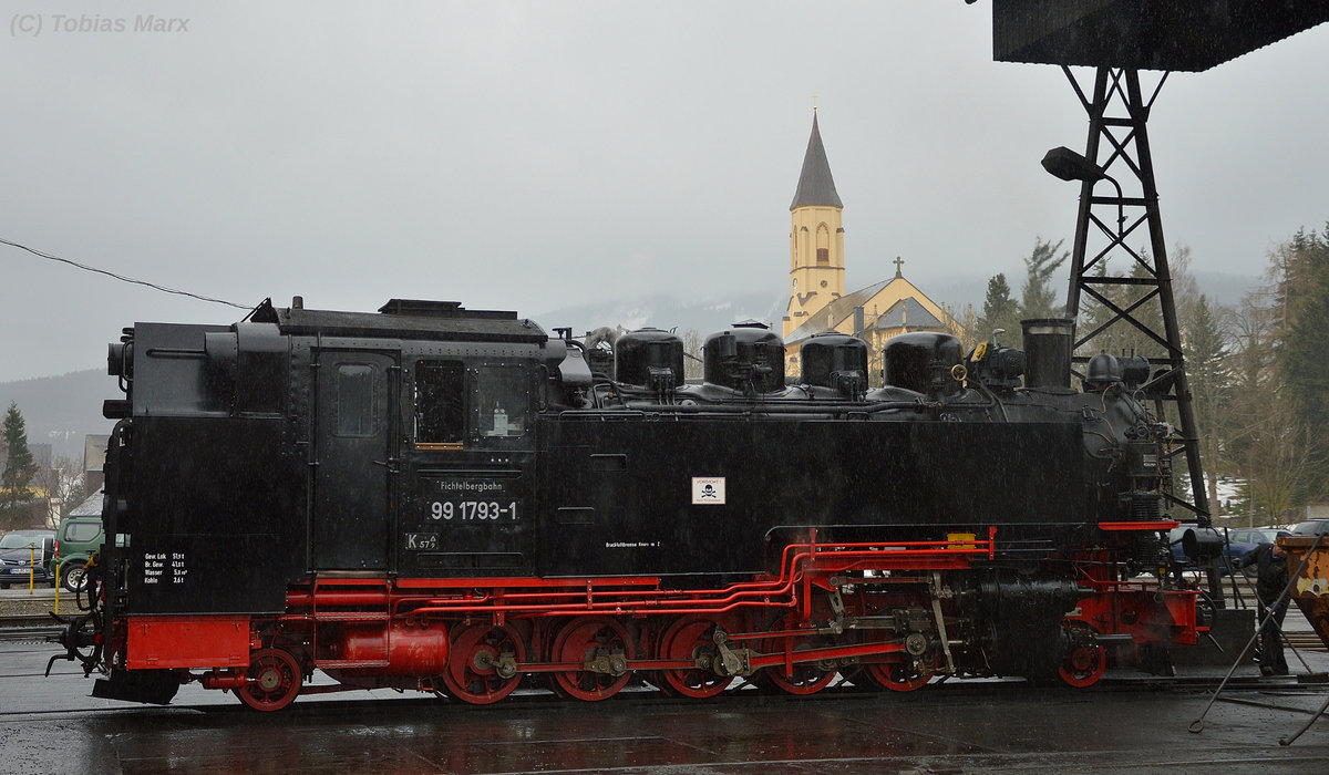 99 1793-1 am Wasserkran in Oberwiesenthal am 30.03.2016