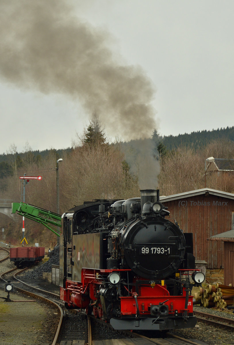 99 1793-1 im Bahnhof Cranzahl am 30.03.2016 