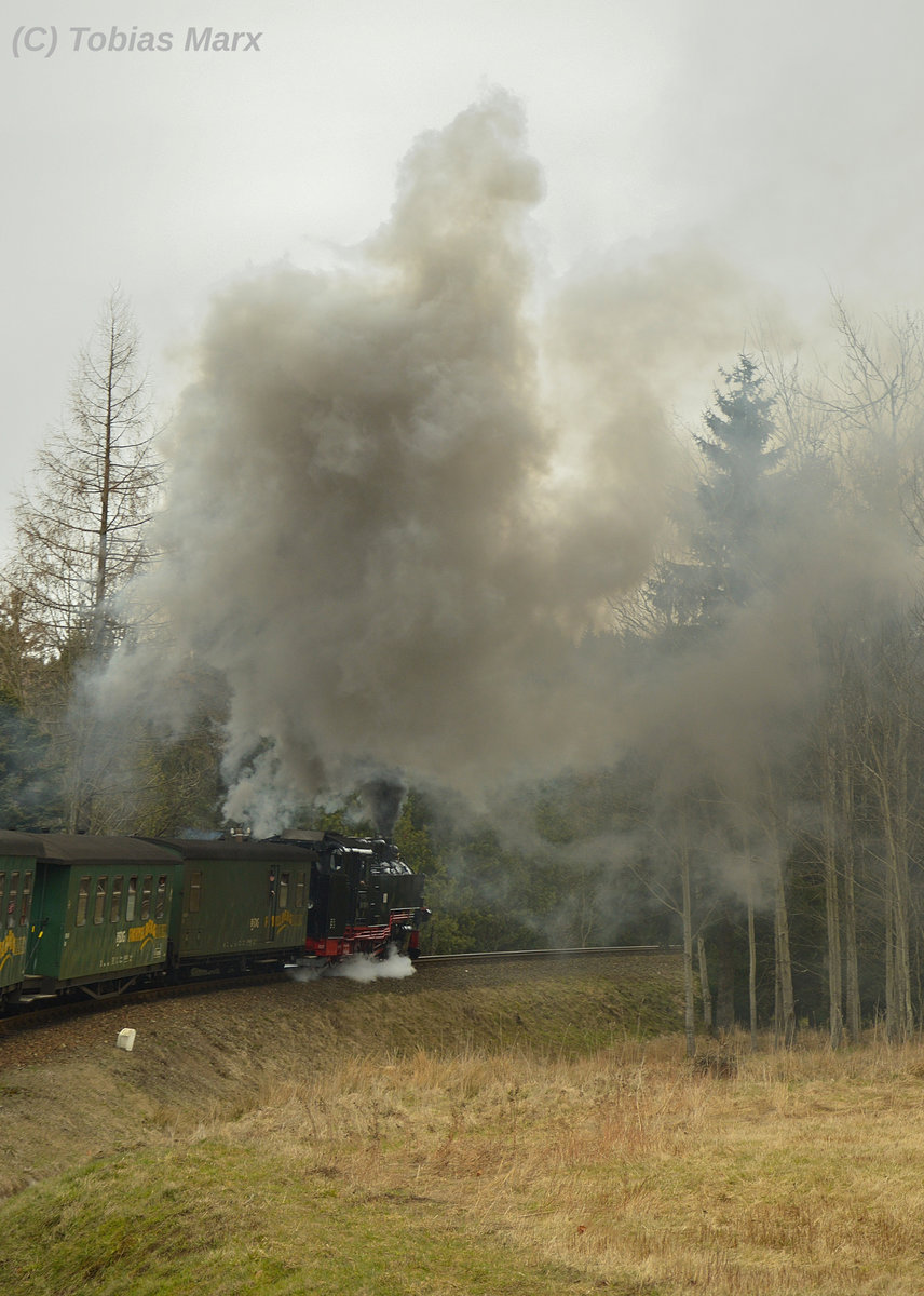 99 1793-1 bei der Ausfahrt mit P 1003 aus Kretscham-Rothensehma am 30.03.2016