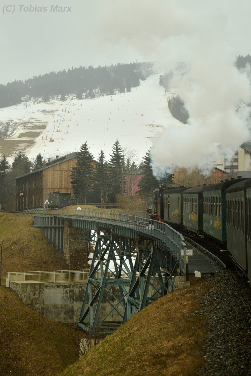 99 1793-1 mit P 1003 bei der Überfahrt über das Hüttenbachviadukt am 30.03.2016