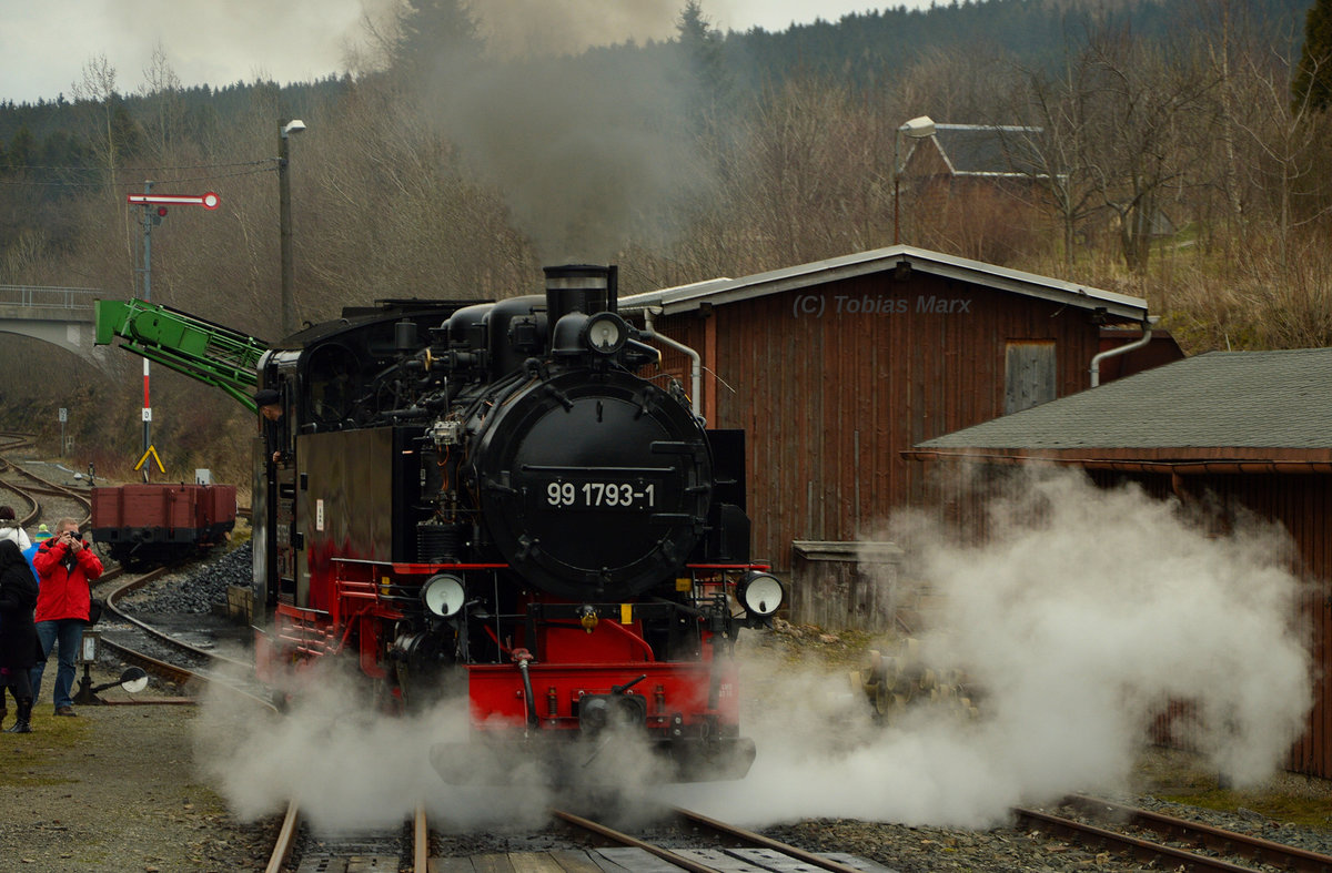 99 1793-1 musste kurz hinter der Weiche halten, damit sie wieder auf ihre Urspurngsstellung gestellt werden konnte. Hier am 30.03.2016 in Cranzahl