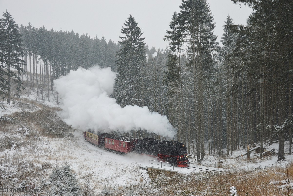 99 222 stampft mit N 8903 vor dem Gasthaus Drei-Annen Bergauf am 04.01.2016.
