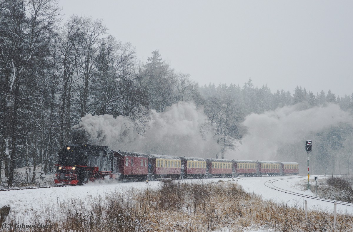 99 222 verlsst bei Schneesturm mit N 8920 den Bahnhof Drei-Annen-Hohne am 04.01.2016.