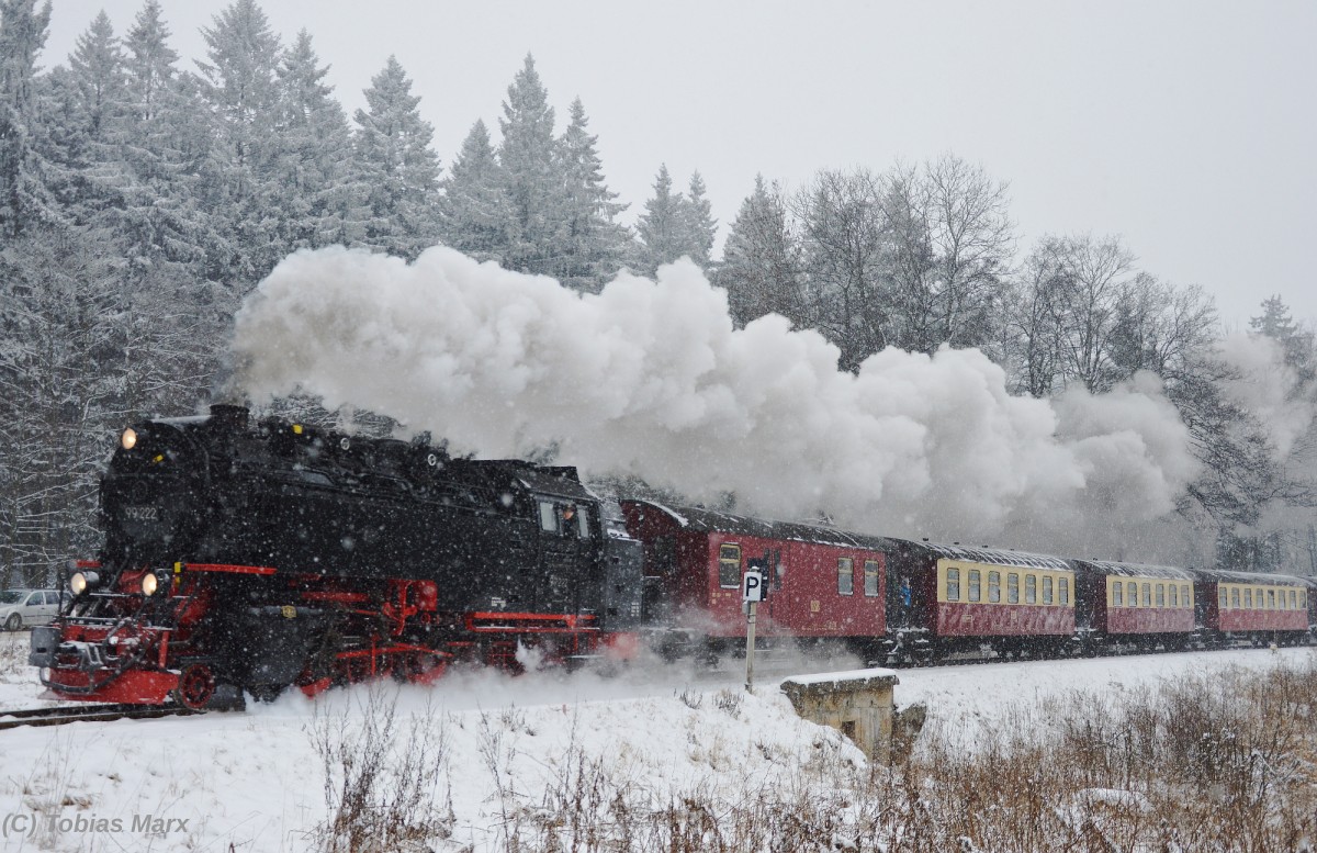 99 222 verlsst bei Schneesturm mit N 8920 den Bahnhof Drei-Annen-Hohne am 04.01.2016.