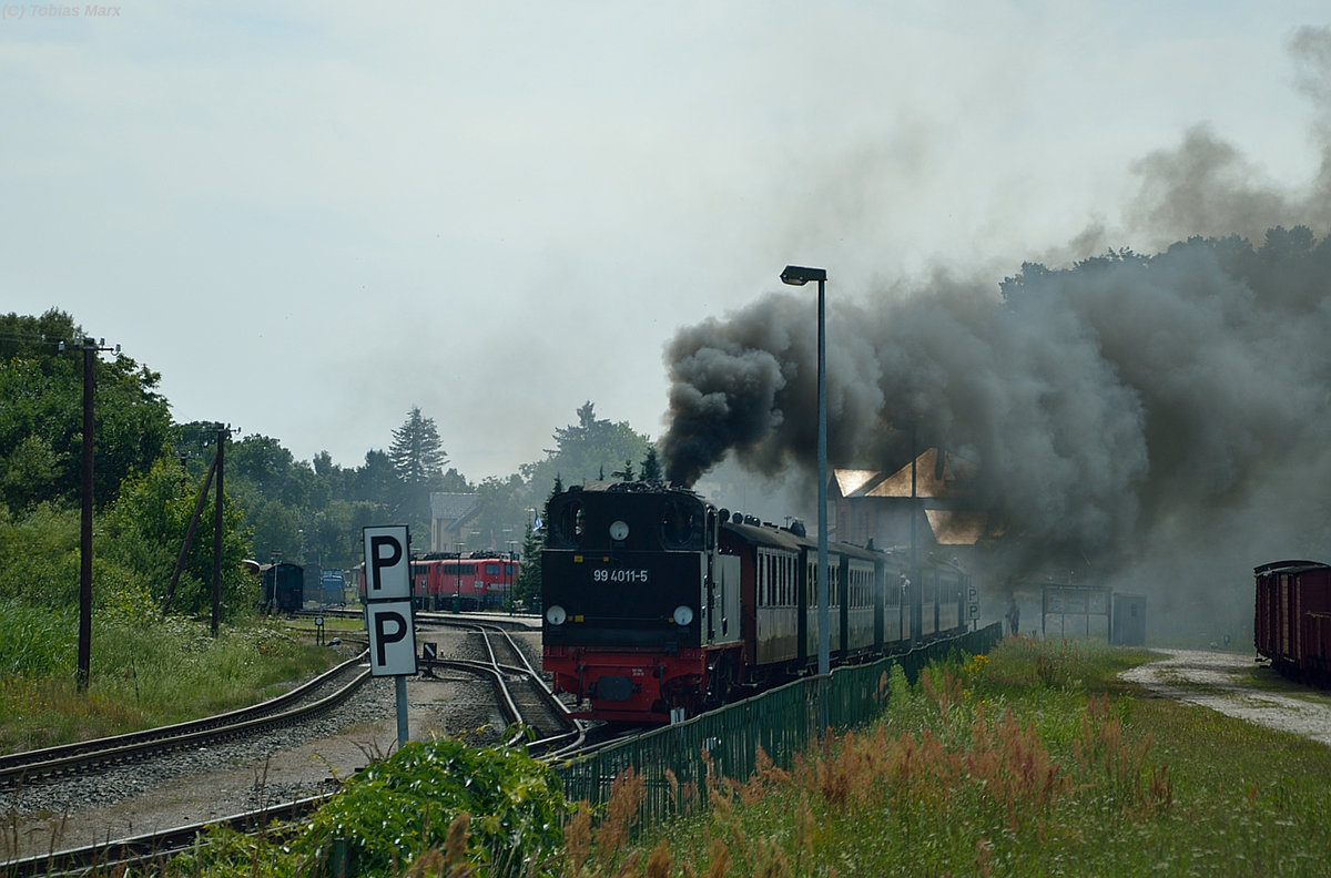 99 4011-5 bei der Ausfahrt mit P 107 aus Putbus am 23.07.2016