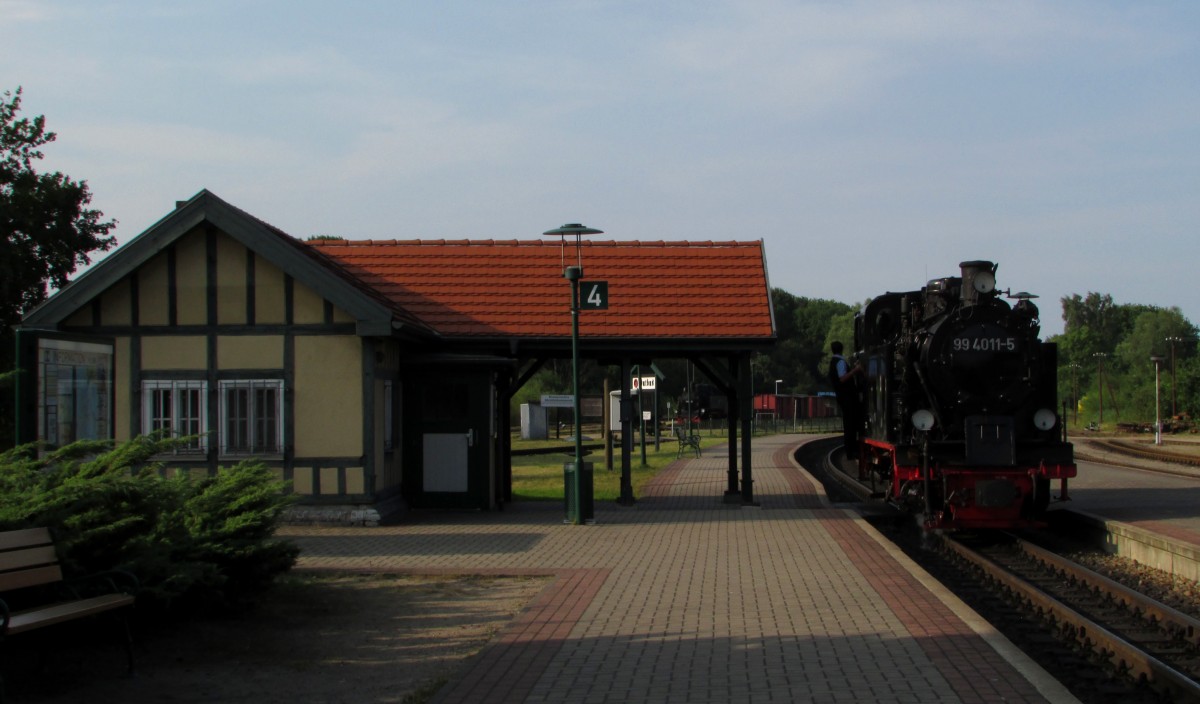 99 4011-5 f�hrt am 02.08.2014 zu ihrem Zug in Putbus
