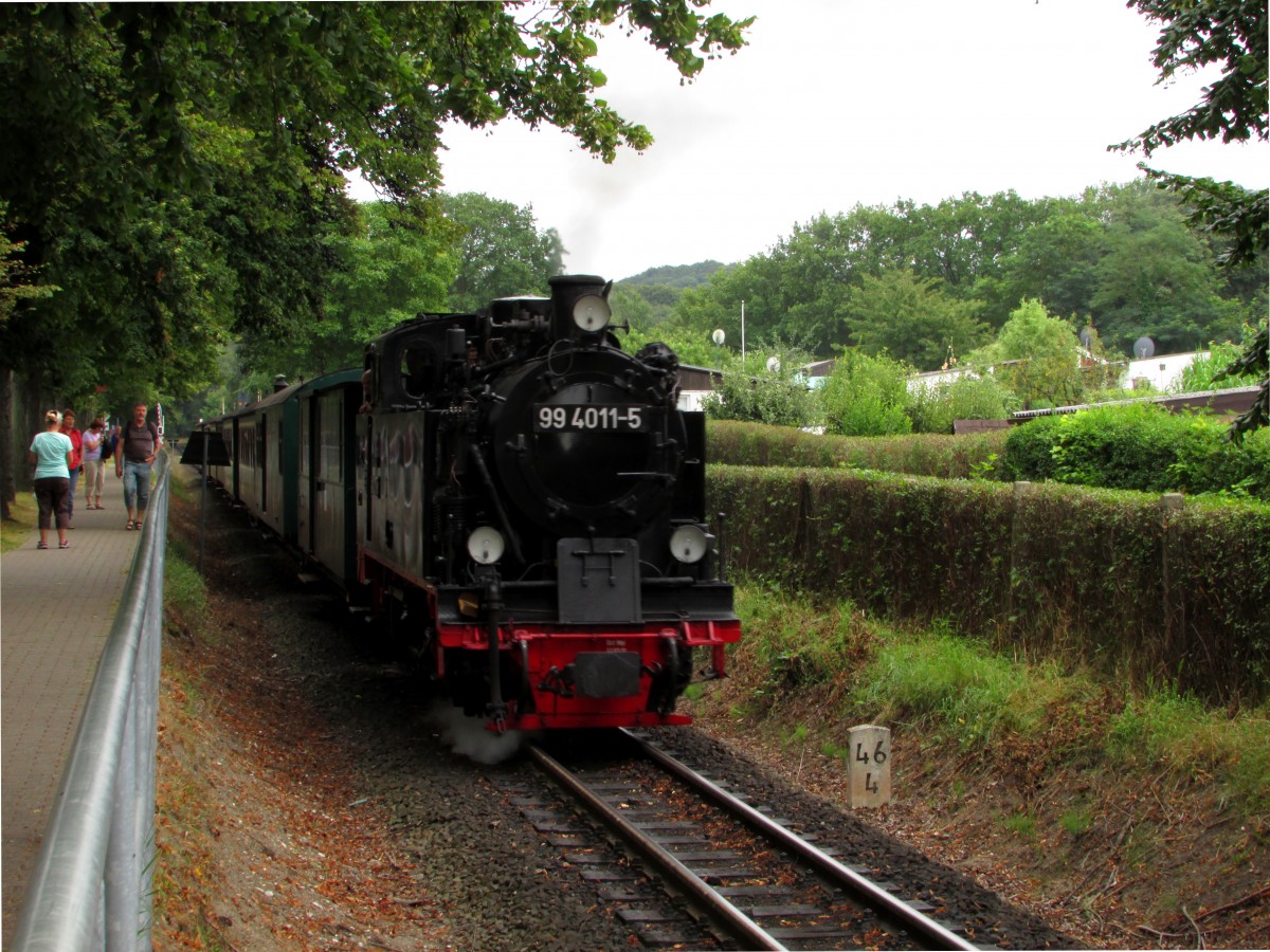 99 4011-5 rollt nach einem kurzem Halt an der Trapeztafel mit P 102 in den Bahnhof Binz ein