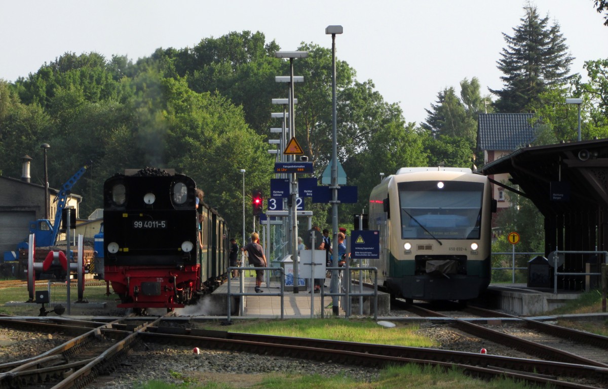 99 4011-5 steht mit P 111 abfahrbereit in Putbus.Der 650 032-4 steht ebenfalls abfahrbereit am 02.08.2014 in Putbus