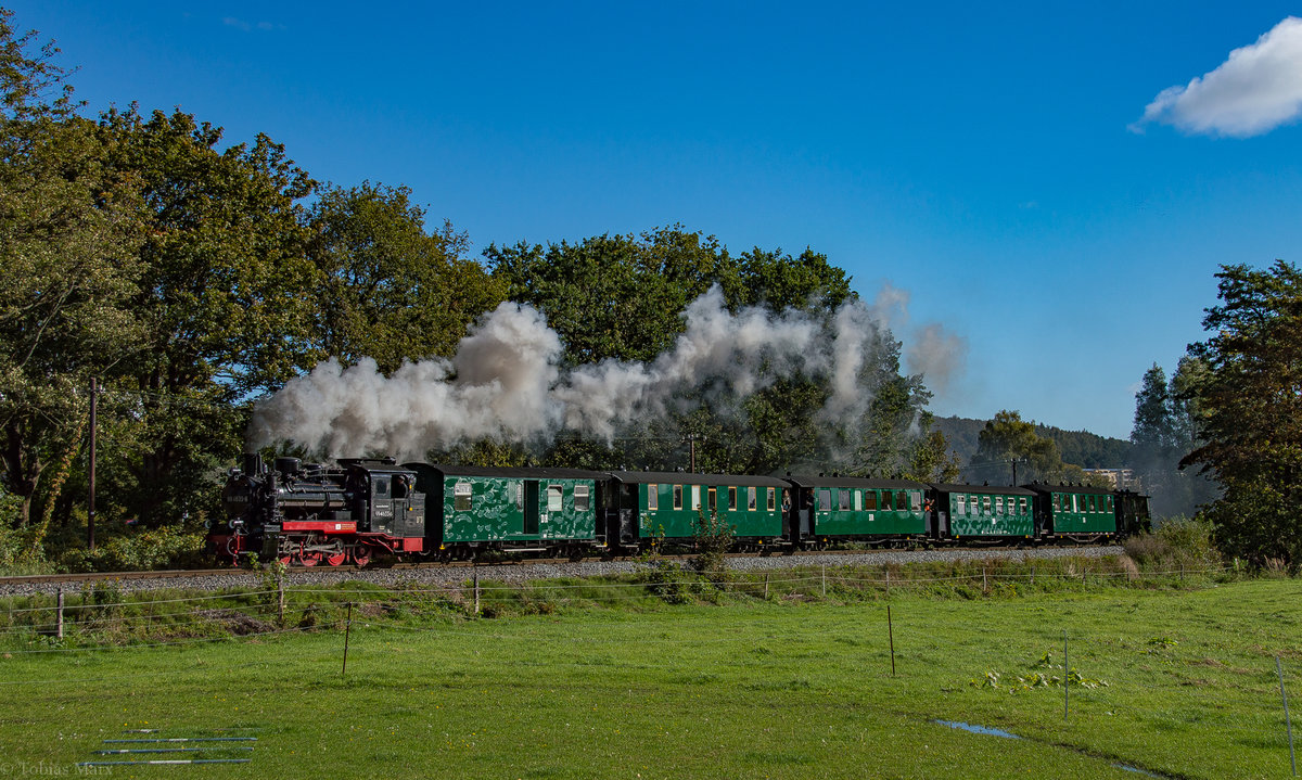 99 4633-6 mit dem DR-Zug am 08.10.17 in Sellin