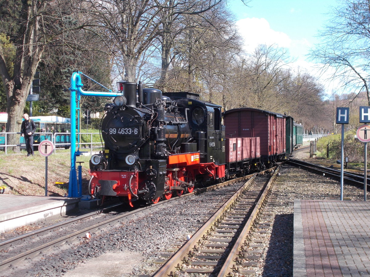 99 4633 im Einfahrbereich von Binz beim Wasser nehmen am 22.April 2016.