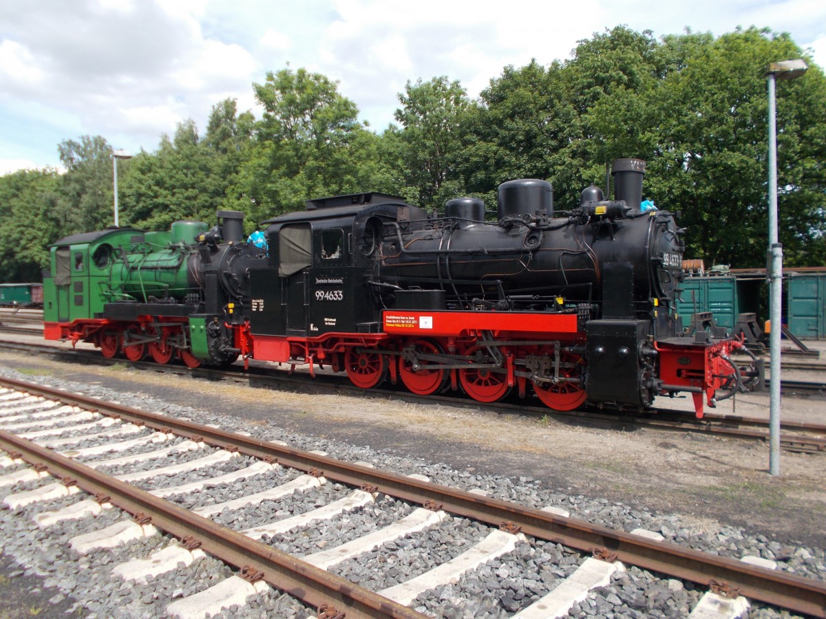 99 4633 und ihre Schwesterlok 99 4632 alias Mh52,am 08.Juni 2015,in Putbus.