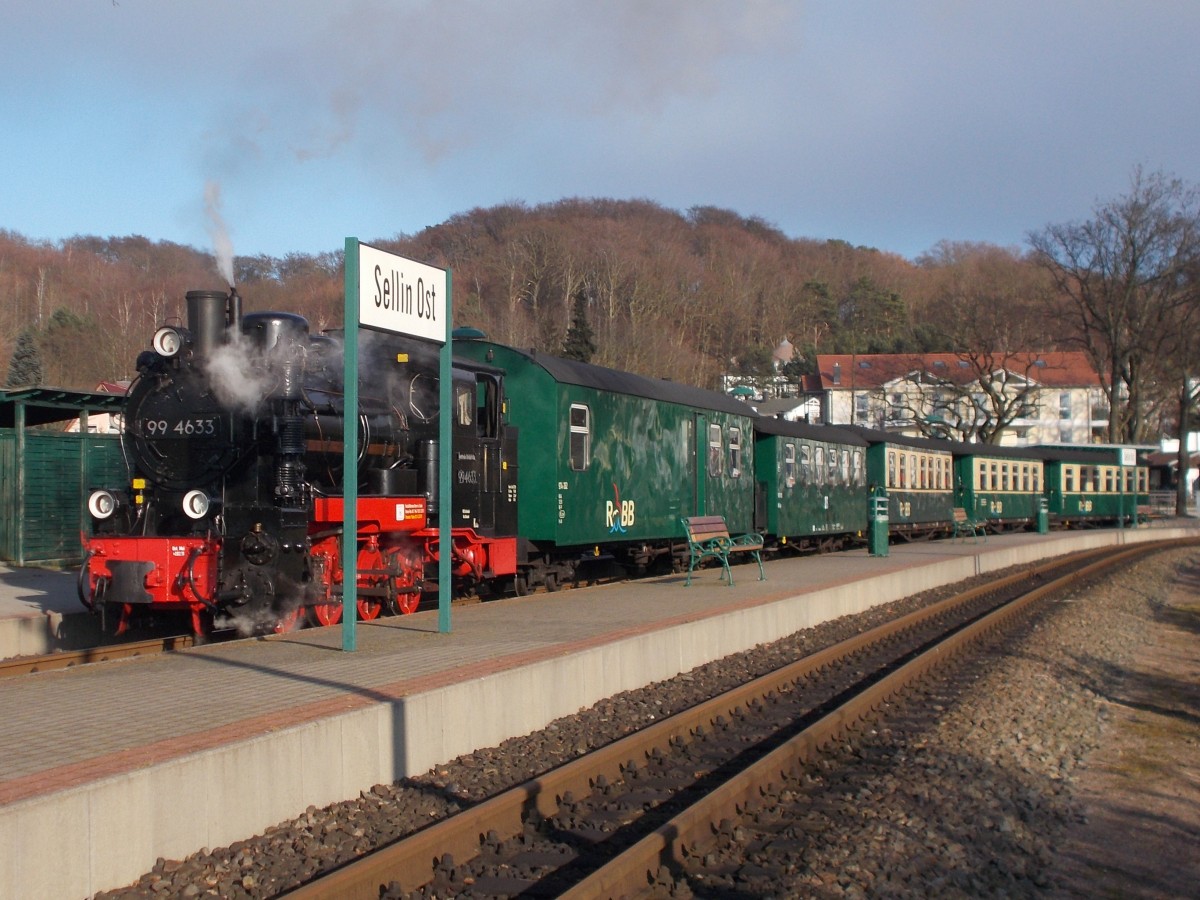 99 4633 mit ihren Zug in der Gesamtansicht,am 12.März 2016,in Sellin Ost.