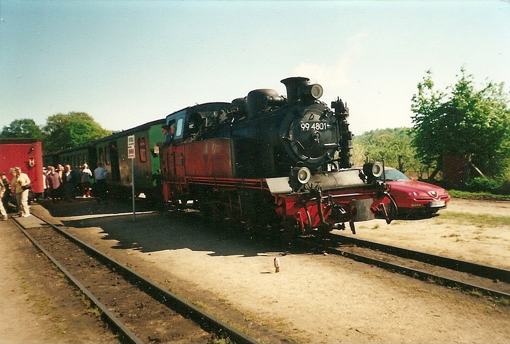 99 4801 bei der Kreuzung in Binz.Damals lag das Gleis noch noch nicht im Schotter und es gab noch keinen Bahnsteig.