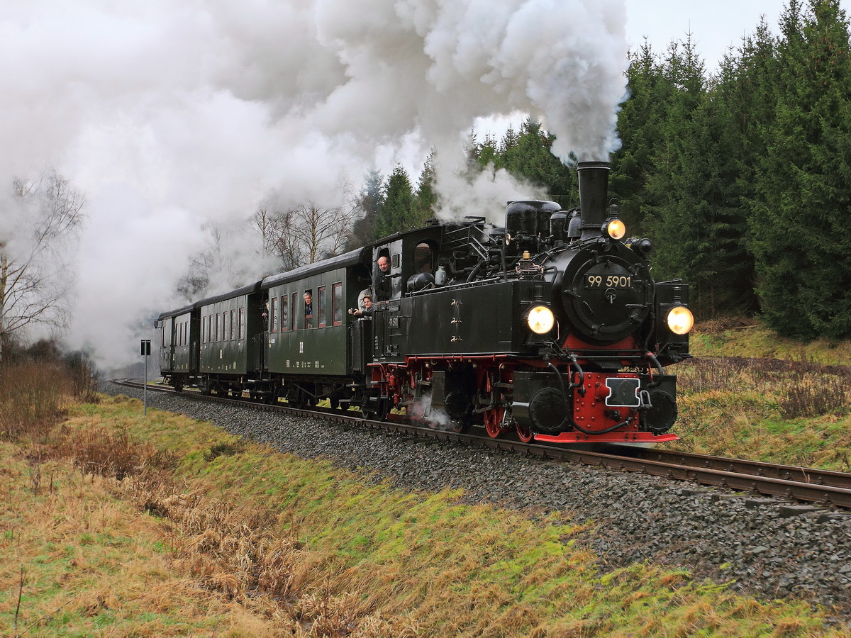 99 5901 bei km 24,5 bei einer Scheinanfahrt noch ohne Regen am 30. Januar 2016.