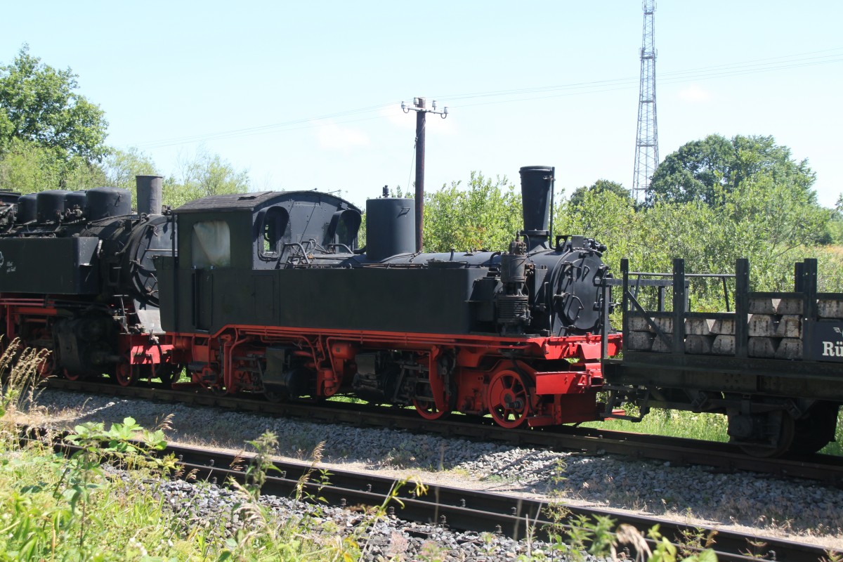 99 594 stand am 11.07.2014 im Millionengleis von Putbus. Von der optischen Aufarbeitung war noch nichts zu erkennen.