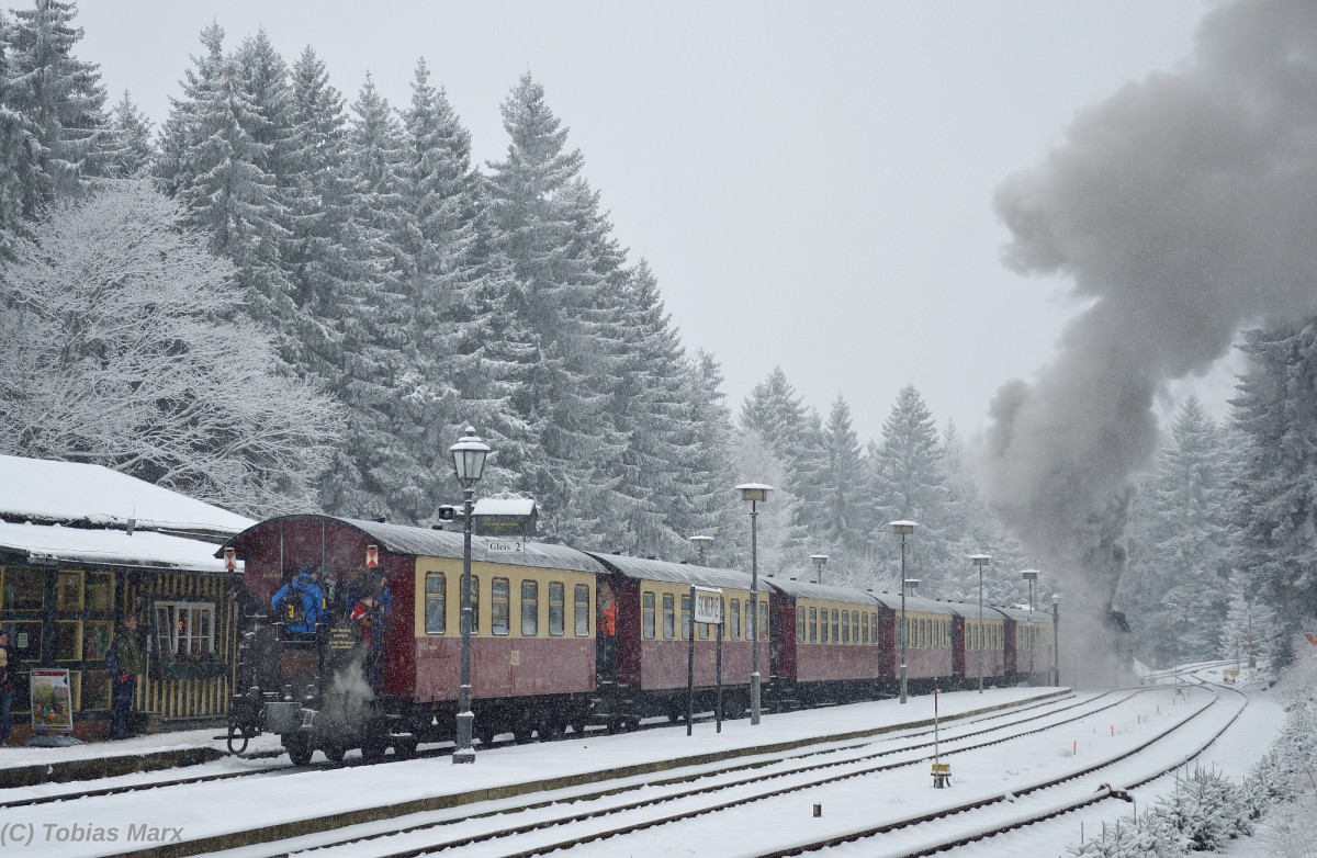99 7247-2 bei der Ausfahrt aus Schierke mit N 8925 am 04.01.2016