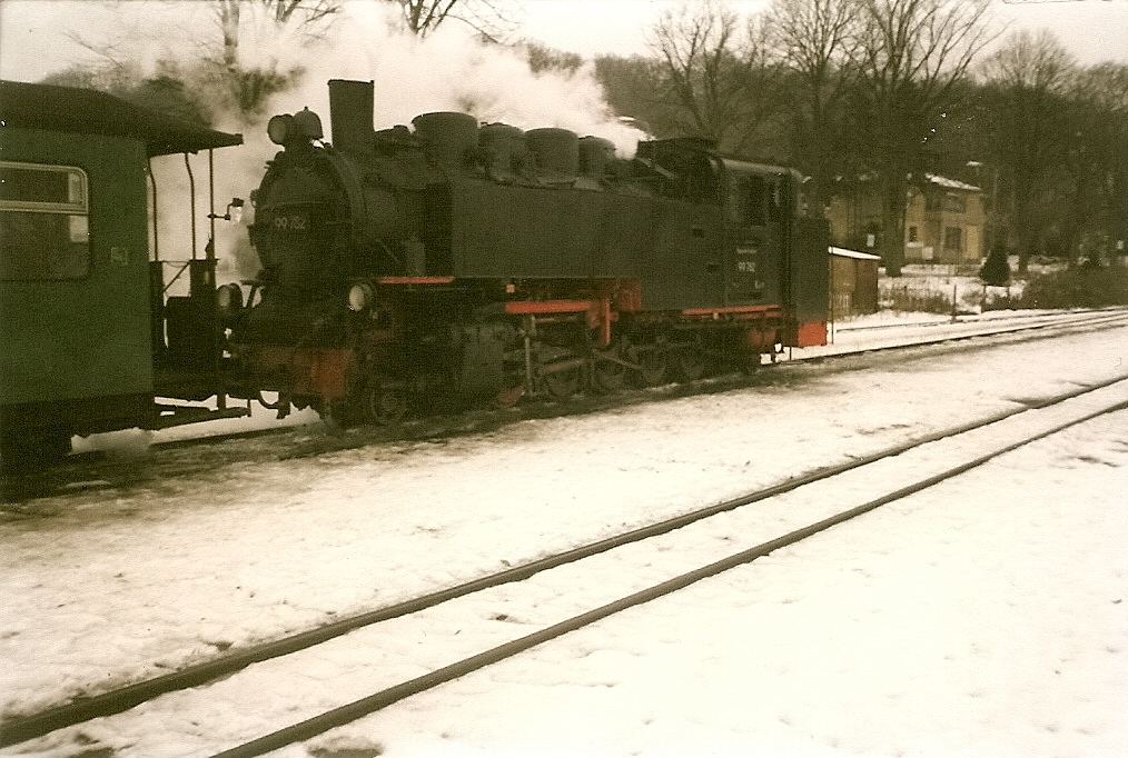 99 782 im Kreuzungsbahnhof Binz der zum Zeitpunkt meiner Aufnahme noch das alte Gleisbett hatte.