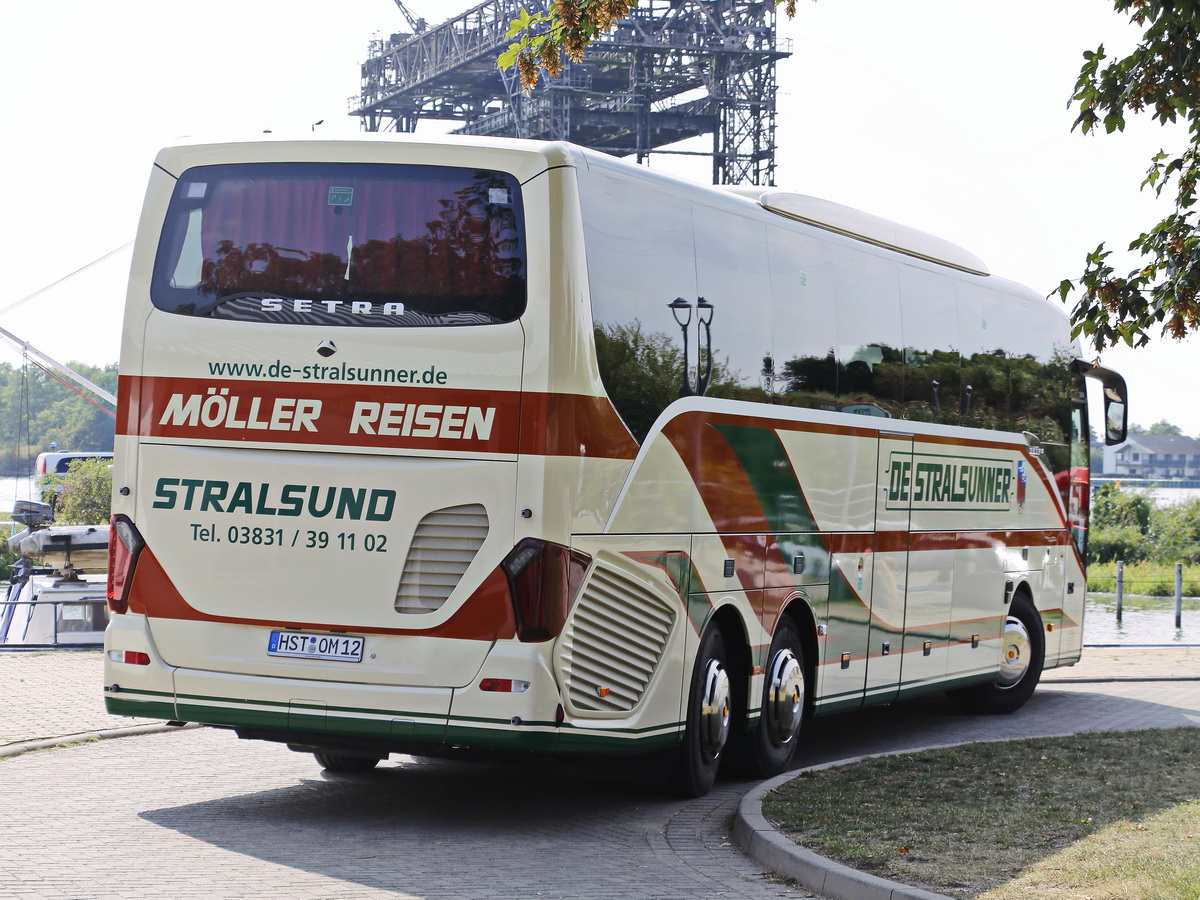 Abfahrt eines Setra 516 HD des De Stralsunner vom  Parkbereich von Karnin am 30. August 2019.