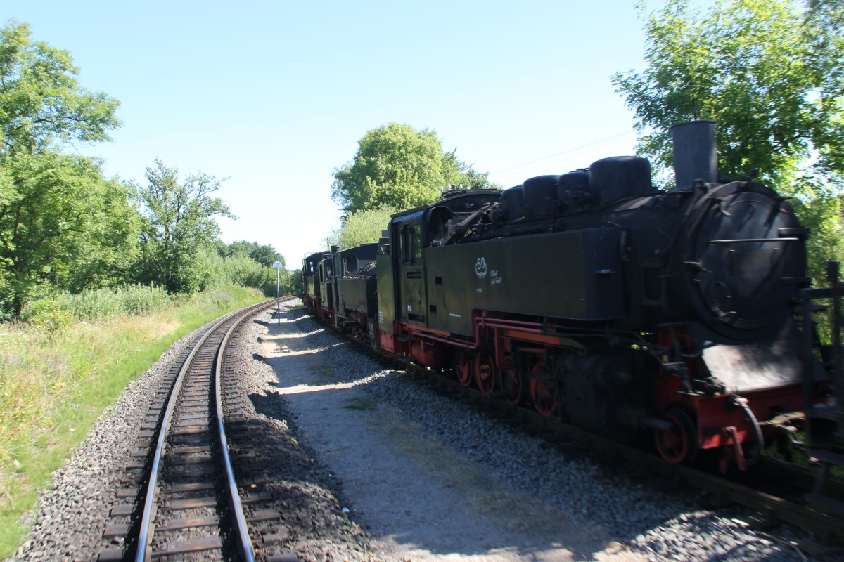 Abgestellte Fahrzeuge in der Einfahrt vom Bahnhof Putbus im Sommer 2013