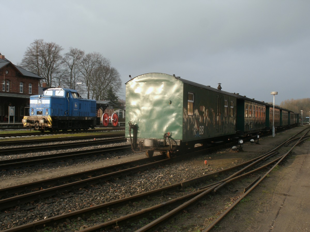 Abgestellte Reisezugwagen und die ebenfalls in Putbus abgestellte PRESS 346 001 am 29.Dezember 2013.