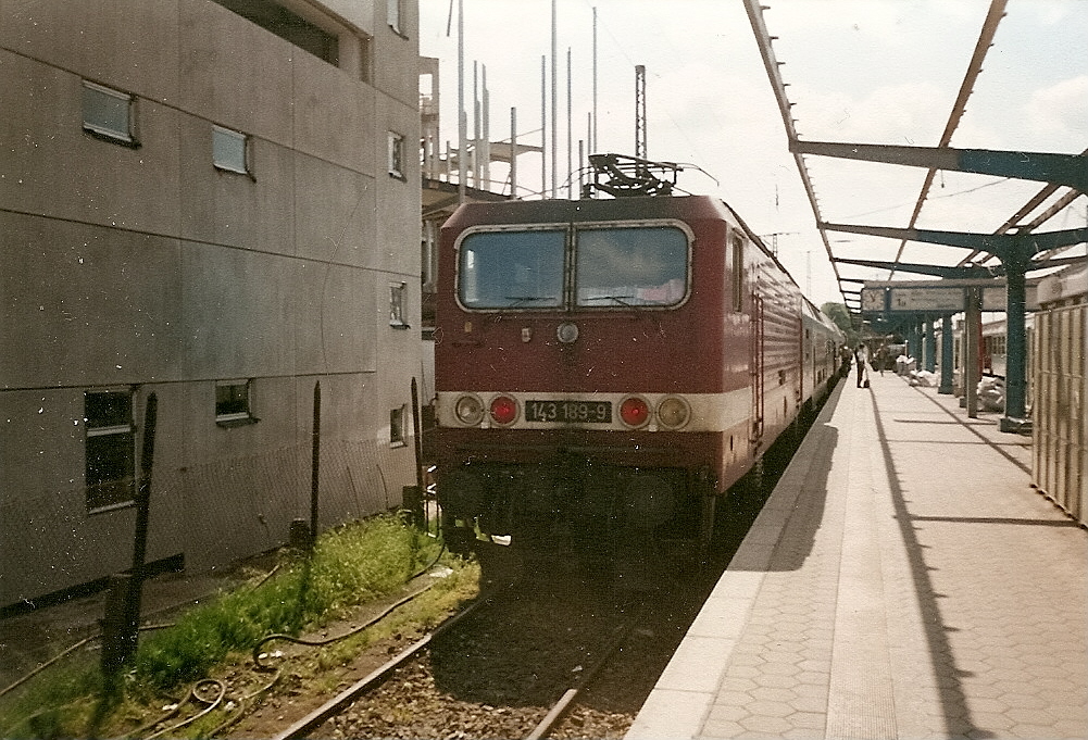 Als ich 143 189 im Stralsunder Hbf fotografierte,wurde zu der Zeit das Bahnsteig renoviert.