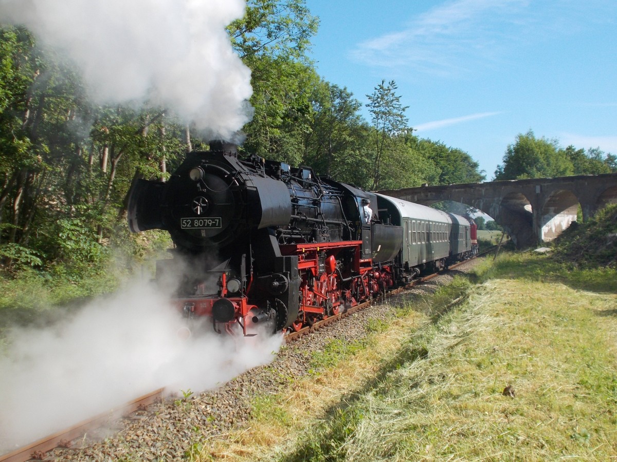 Als Schlu�lok dampfte 52 8079,am 15.Juni 2014,aus Putbus nach Bergen/R�gen.Zuglok war die PRESS 112 565.