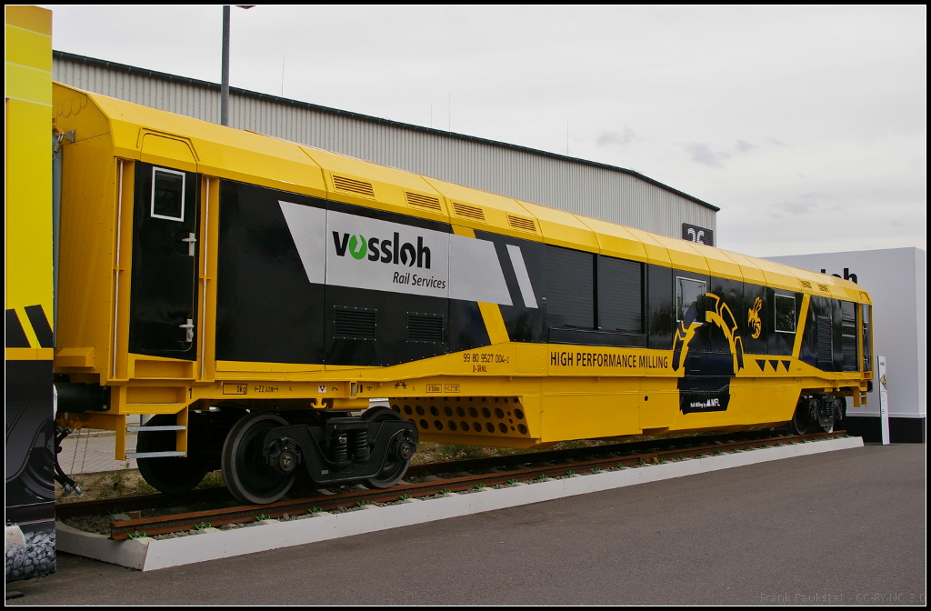 Als Weltneuheit stellte Vossloh auf der InnoTrans 2014 in Berlin den Schienenfrszug HPM VM141 „Hornet“ vor. Der Zug besteht aus Frszug, Leit- und Systemwagen. Gefertigt wird der Zug als Joint Venture mit Maschinenfabrik Liezen (MFL) in sterreich (NVR-Nummer 99 80 9527 004-2 D-SRAIL).
<p>
Homepage Hersteller (deutsch): http://www.mfl.at/DEU/standard.php?we_objectID=1818&pid=745
