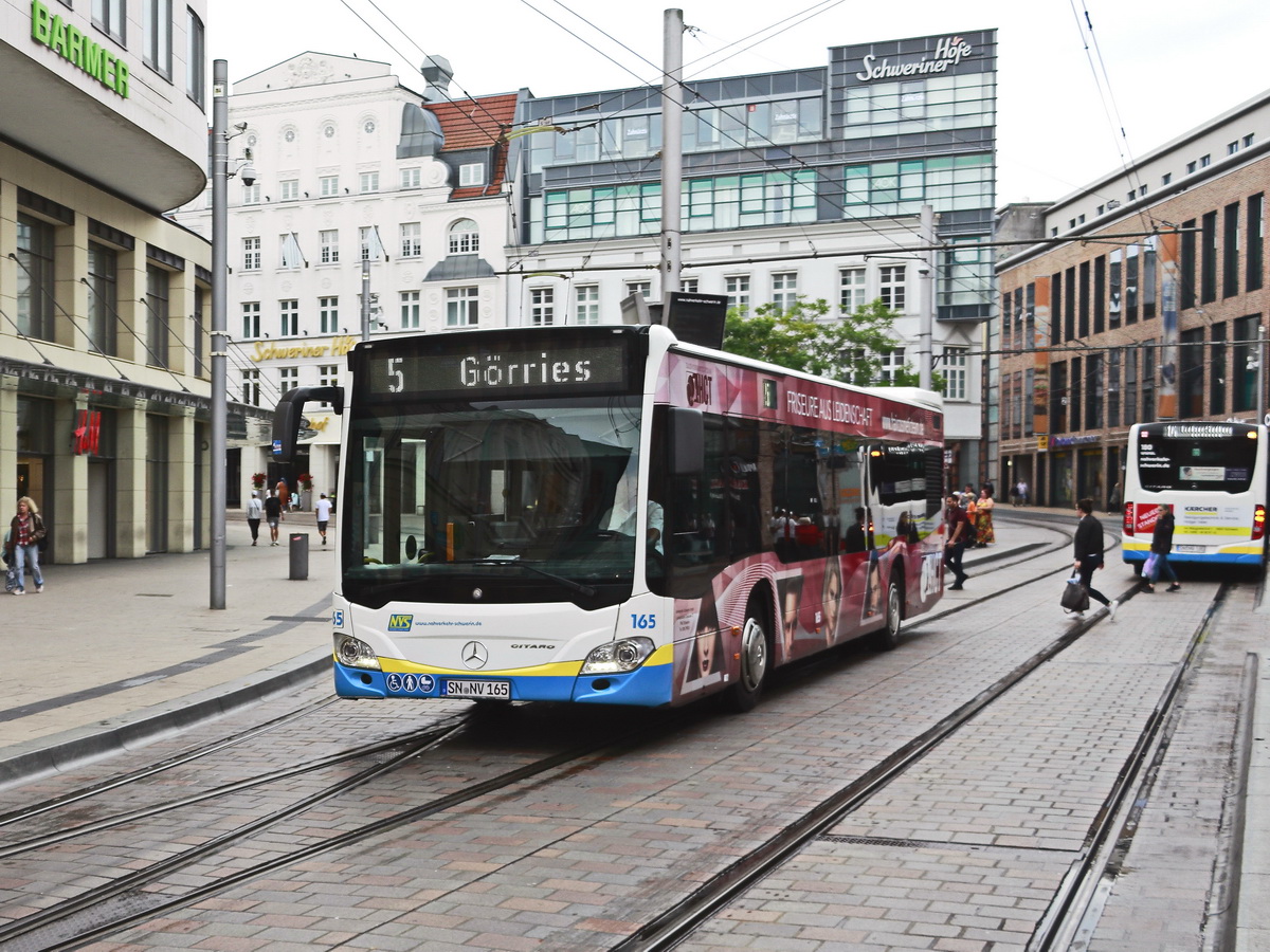 Am 02. August 2019, nach einem krftigen Regen, durchfhrt ein Mercedes Benz Citaro des Nahverkehr Schwerin GmbH den Marienplatz. 