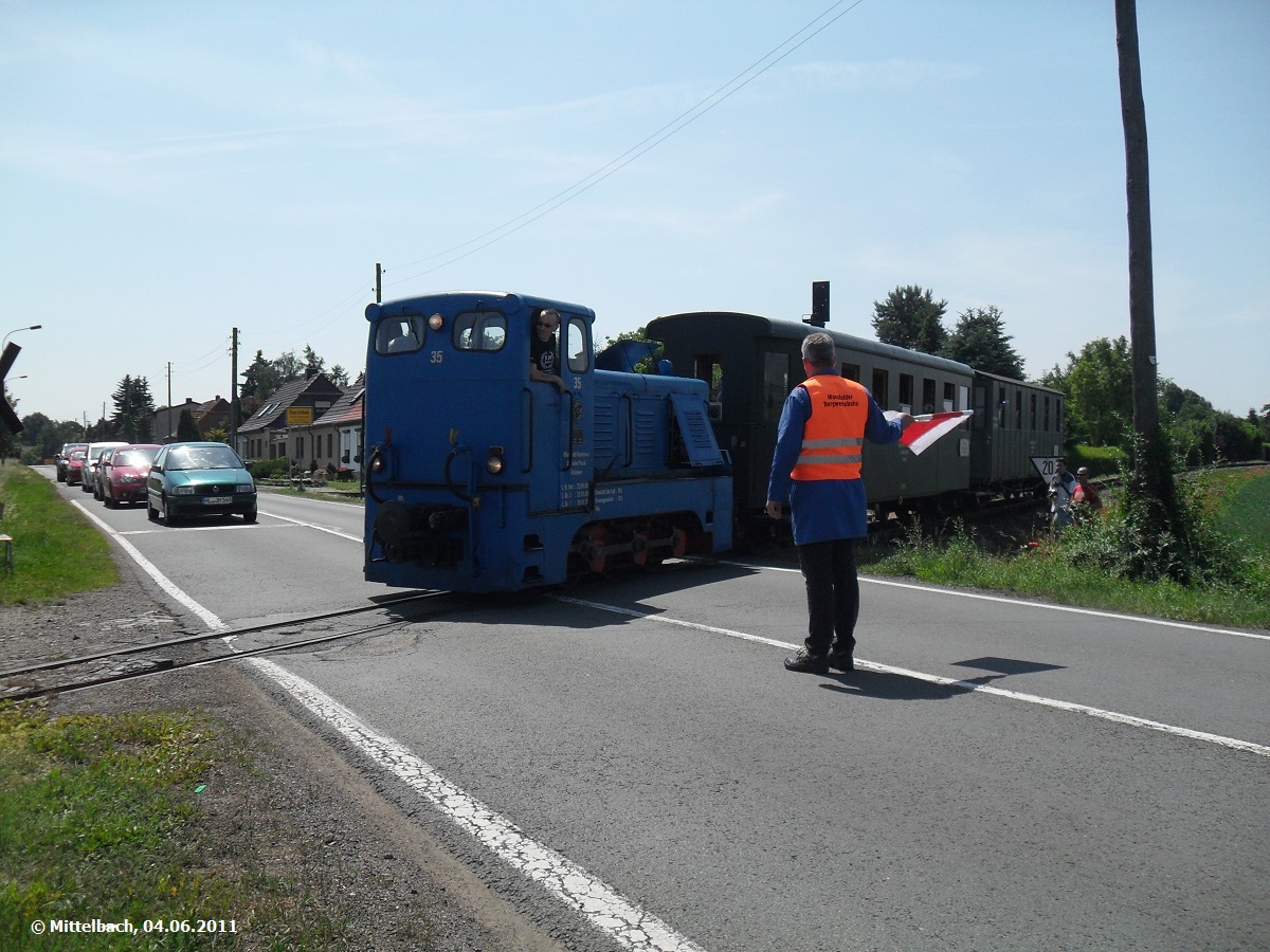 Am 04.06.2011 fhrt Lok 35 mit ihrem Personenzug aus Benndorf in die Kreuzungsstation Siersleben ein.