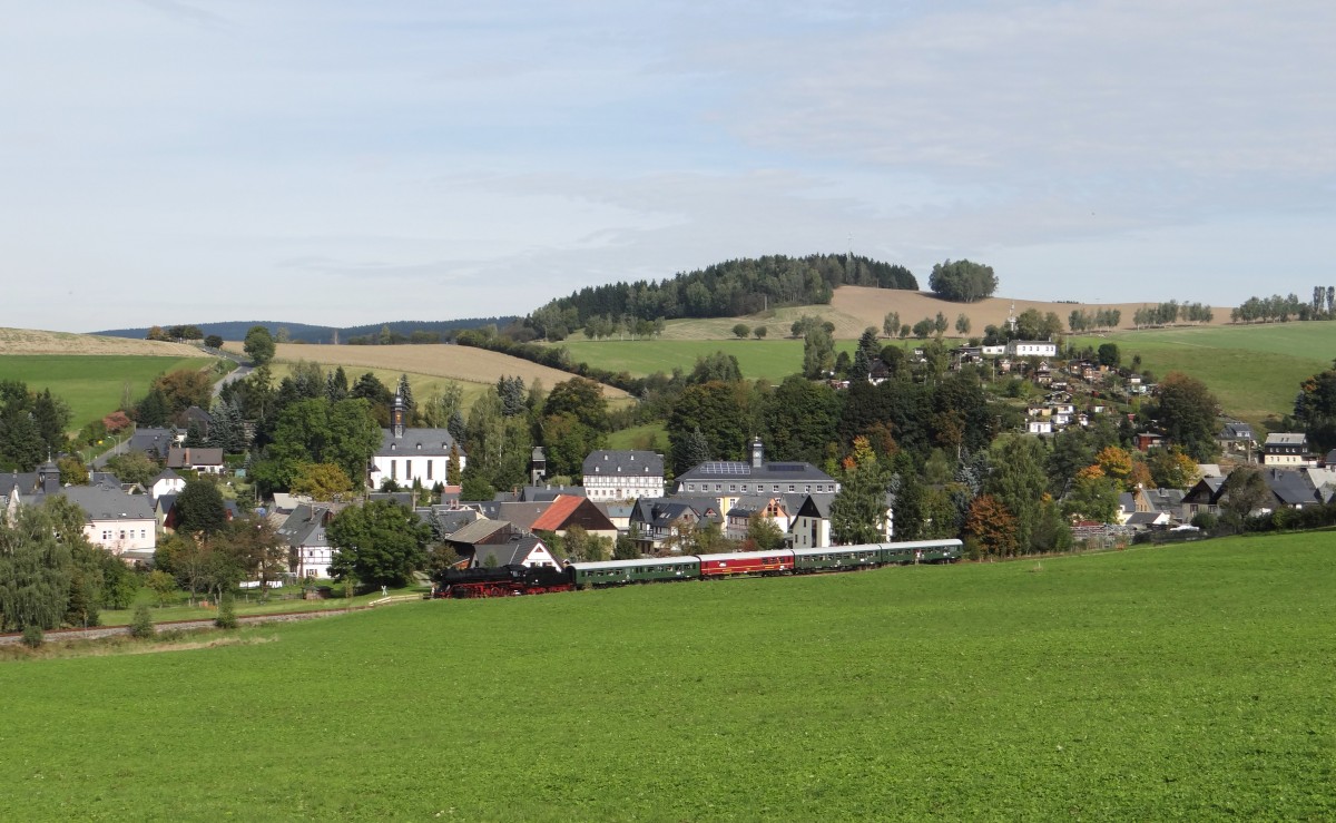 Am 05.10.13 fuhr die Erzgebirgische Aussichtsbahn wieder von Schwarzenberg nach Annaberg und zur�ck. Heute mit 50 3616(Schwarzenberg) hier in Raschau.
