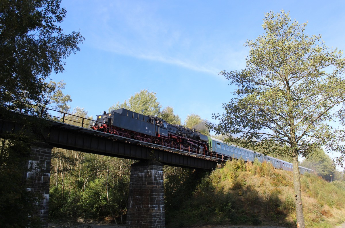 Am 05.10.13 fuhr die Erzgebirgische Aussichtsbahn wieder von Schwarzenberg nach Annaberg und zur�ck. Heute mit 50 3616(Schwarzenberg) hier in Schlettau.
