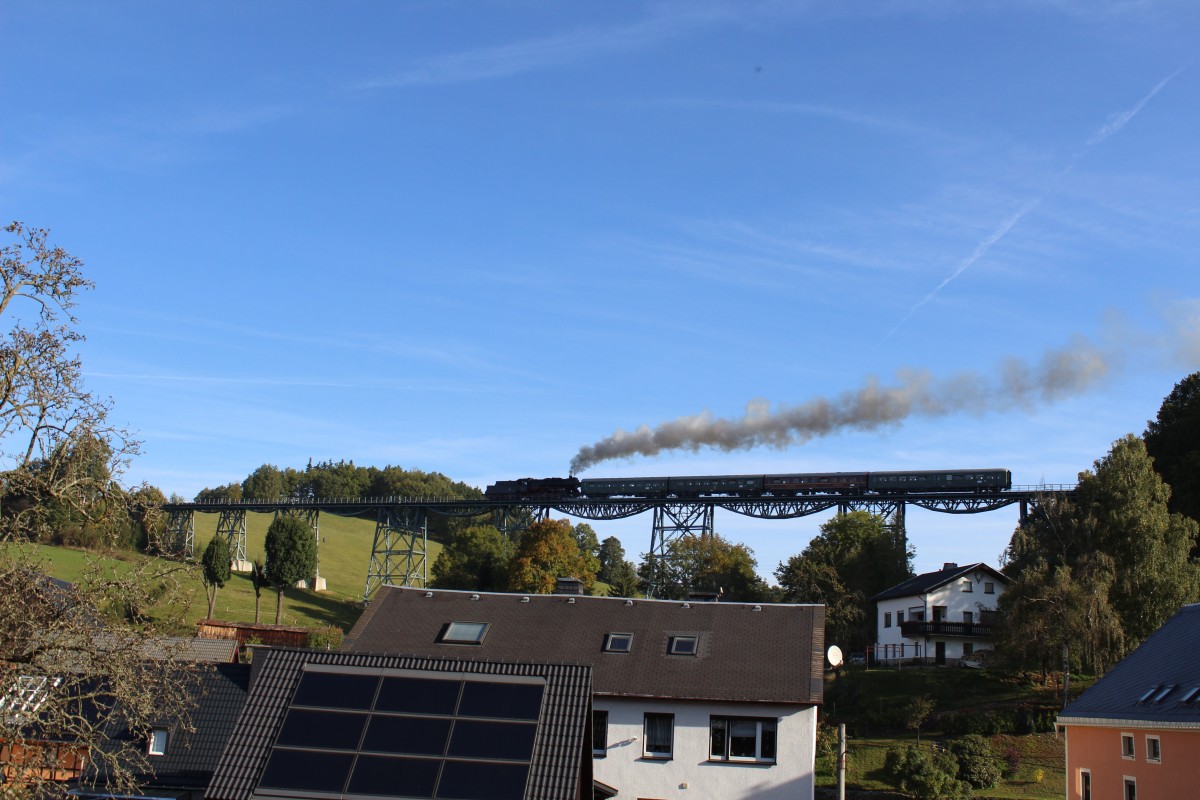 Am 05.10.13 fuhr die Erzgebirgische Aussichtsbahn wieder von Schwarzenberg nach Annaberg und zurck. Heute mit 50 3616(Schwarzenberg) hier auf dem Markersbacher Viadukt in Markersbach. 
