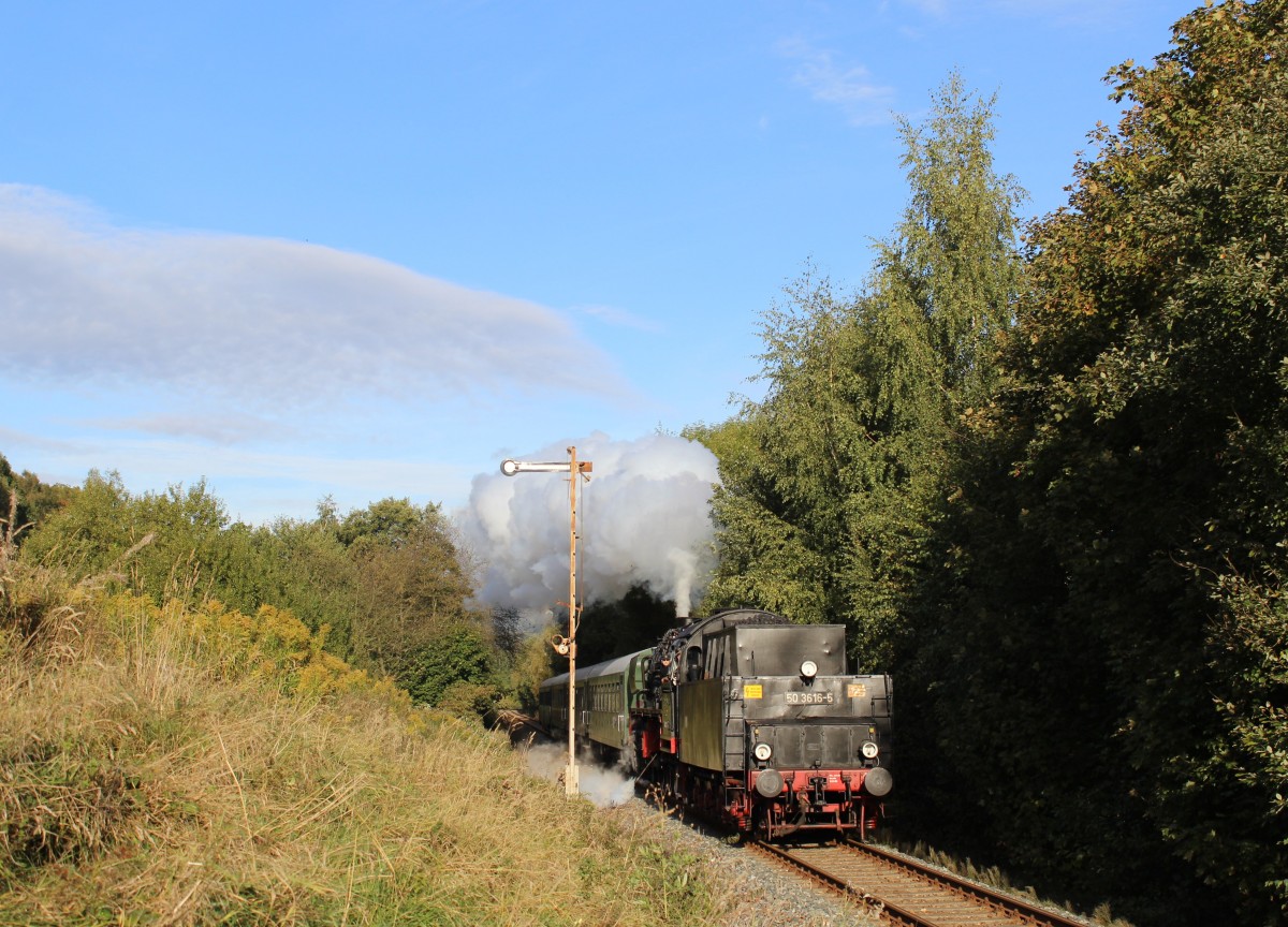 Am 05.10.13 fuhr die Erzgebirgische Aussichtsbahn wieder von Schwarzenberg nach Annaberg und zur�ck. Heute mit 50 3616(Schwarzenberg) hier die Einfahrt in Gr�nst�dtel.
