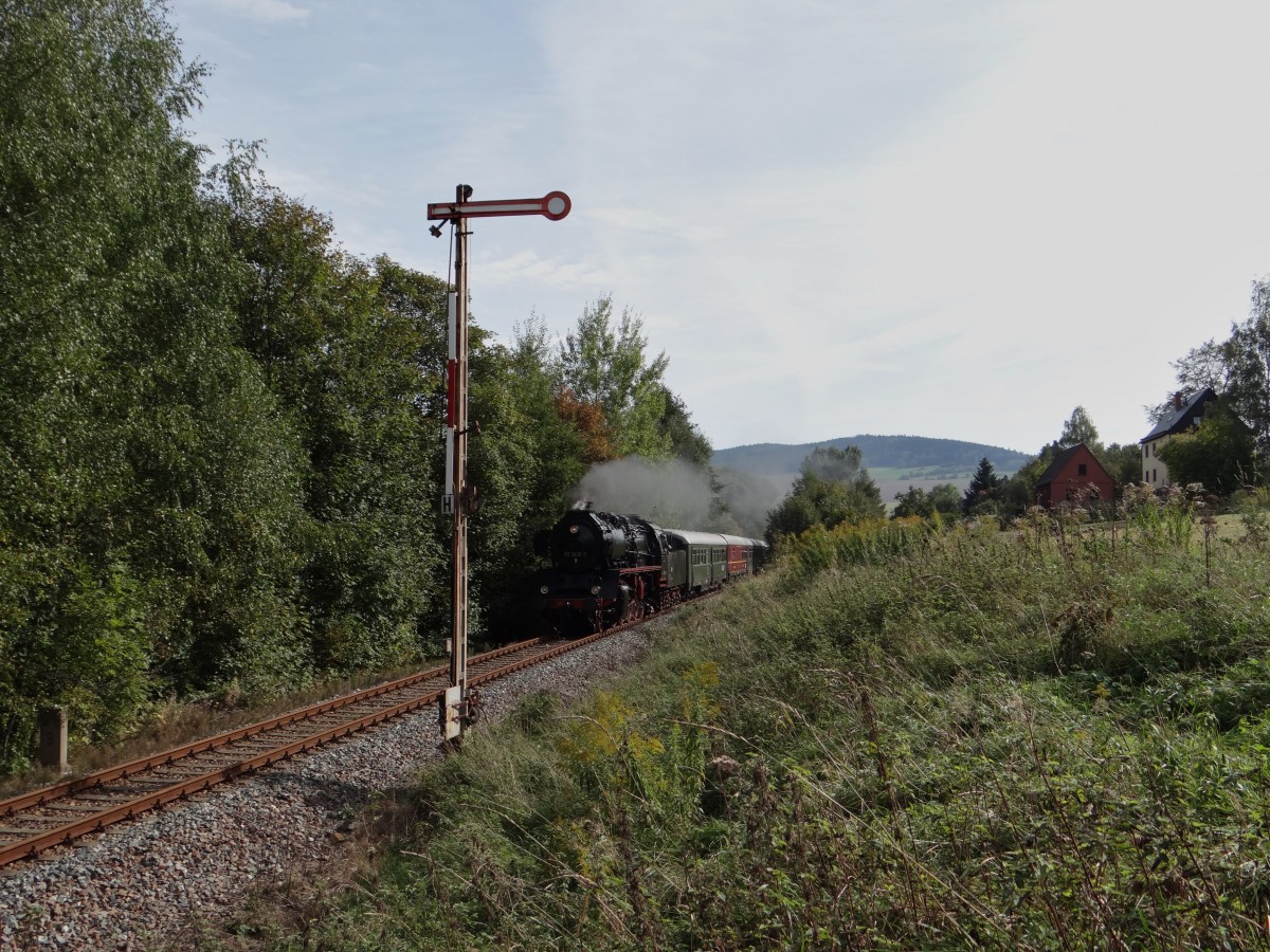 Am 05.10.13 fuhr die Erzgebirgische Aussichtsbahn wieder von Schwarzenberg nach Annaberg und zur�ck. Heute mit 50 3616(Schwarzenberg) hier die Ausfahrt in Gr�nst�tel.
