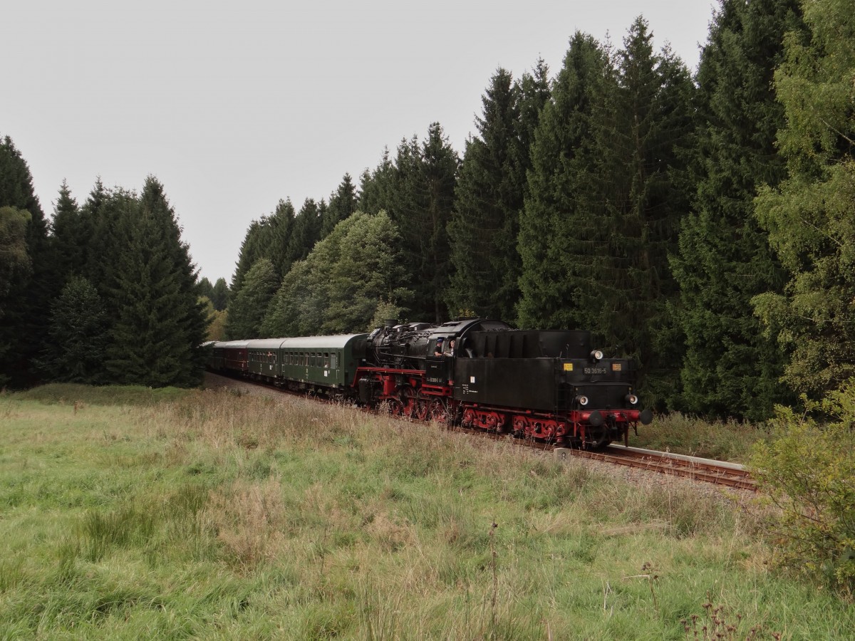 Am 05.10.13 fuhr die Erzgebirgische Aussichtsbahn wieder von Schwarzenberg nach Annaberg und zur�ck. Heute mit 50 3616(Schwarzenberg) hier zwischen Scheibenberg und Schlettau. 