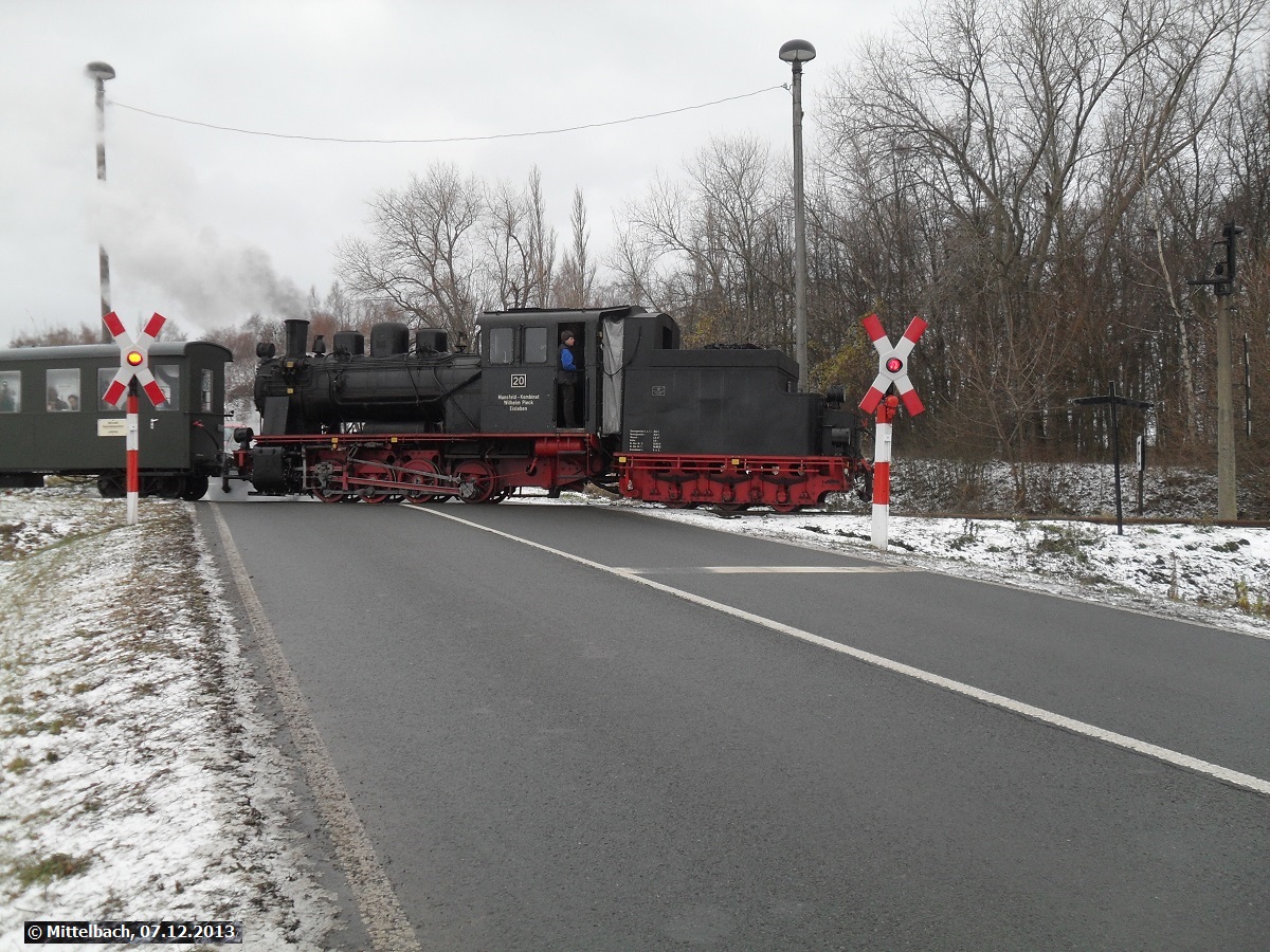 Am 07.12.2013 f�hrt der Nikolaus-Sonderzug gerade vor Hettstedt �ber die ehemalige Bundesstra�e 180 dem Haltepunkt Hettstedt-Eduardschacht entgegen.