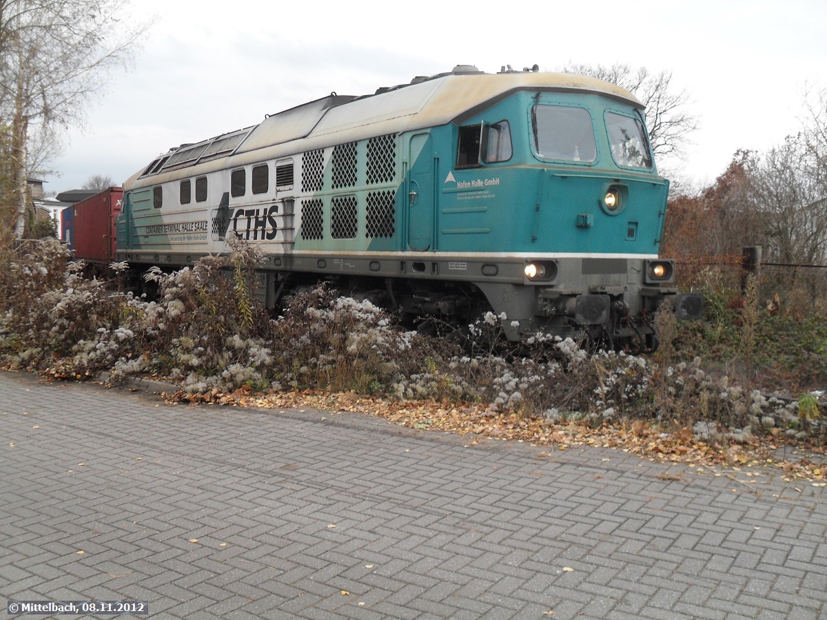 Am 08.11.2012 schiebt, eine Lok der Baureihe 232 des Containerterminals Halle (Saale) ihren G�terzug vom Bahnhof Halle-Trotha aus den Gleisanschluss in den Halleschen Hafen.