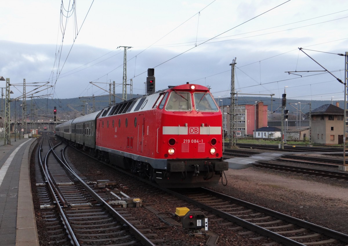 Am 08.12.13 fuhr der Wartburg-Express von Saalfeld/Saale nach Eisenach mit 219 084. Die 41 1144 hatte einen technischen defekt. Hier zusehen frh bei der Ankunft in Saalfeld.  