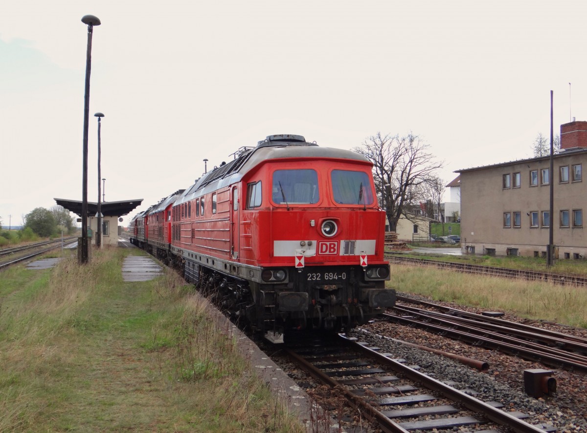 Am 14.04.14 holte die MEG 318 (232 690) wieder einen Lokzug von Saalfeld nach Chemnitz. Es waren dabei 232 694-0, 232 229-5 und 232 146-1 hier die Einfahrt in Triptis. Foto vom Bahnsteigende!