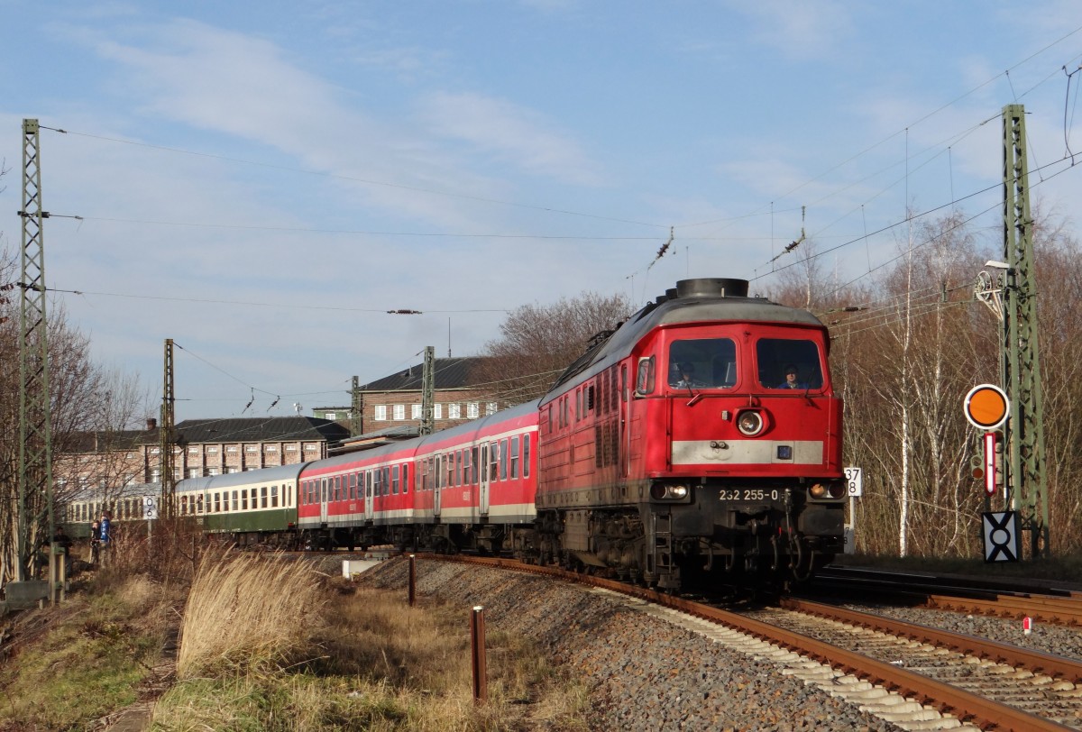 Am 14.12.13 bespannte 232 255 den Erzgebirgs-Express von Erfurt nach Schwarzenberg. Hier zusehen bei der Ausfahrt in Zwickau/Sachs. 