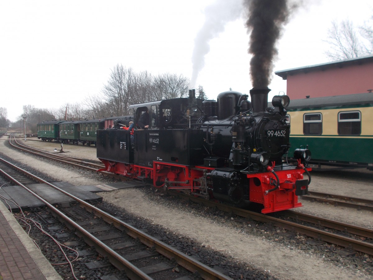 Am 15.März 2015 bot sich bei einem kleinem Bahnhofsfest in Putbus die Gelegenheit auf dem Führerstand von 99 4652 mitzufahren.